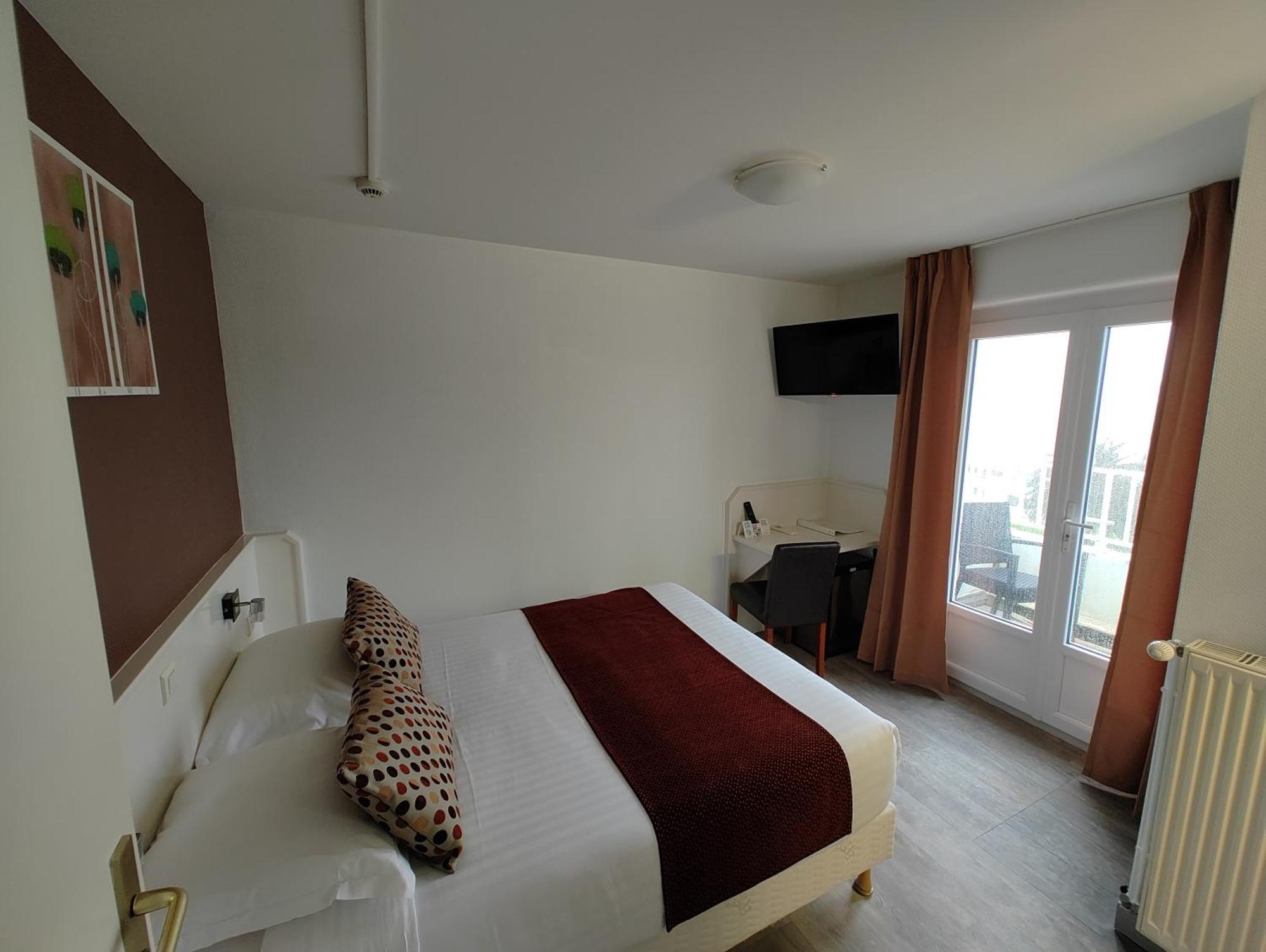 Logis Les Bleuets Hotel