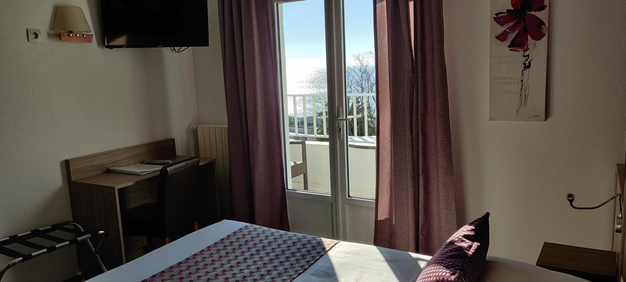 Hotel Logis Les Bleuets 2*